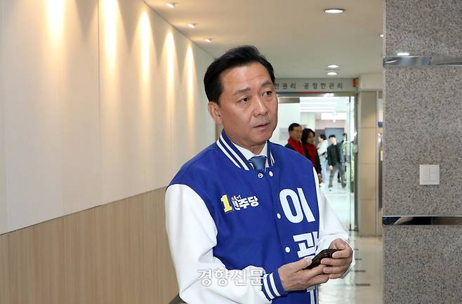 이광재 더불어민주당 경기 분당 갑 국회의원 후보자가 21일 분당구 선관위에서 제일 먼저 접수를 마친 후 상대 후보인 안철수 후보와 인사하기 위해 기다리고 있다. 박민규 선임기자