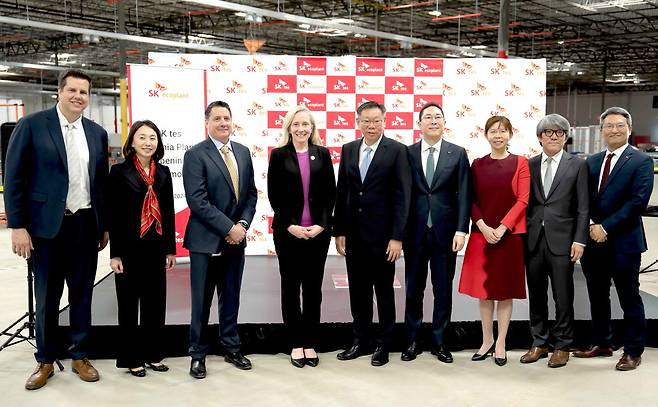 조재연 SK에코플랜트 Environment BU 대표(왼쪽 여섯째), 테렌스 응 SK테스 CEO(왼쪽 다섯째), 애비게일 스팬버거 버지니아주 하원의원(왼쪽 넷째), 안세령 주미 한국대사관 경제공사(왼쪽 둘째) 등이 SK테스의 하이퍼스케일 데이터센터 전용 ITAD 준공식에서 기념촬영을 하는 모습. SK
