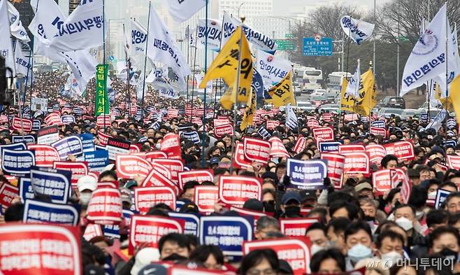 최근 서울 영등포구 여의대로에서 열린 '의대정원 증원 및 필수의료 패키지 저지를 위한 전국 의사 총궐기 대회'에서 참석자들이 구호를 외치고 있다./사진=(서울=뉴스1) 유승관 기자