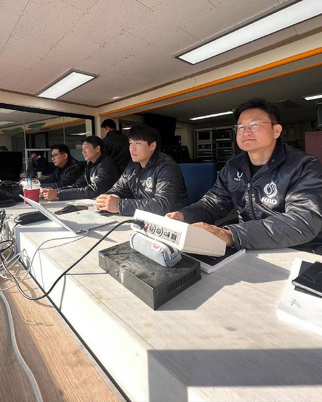 자동투구판정시스템을 운영하는 KBO 운영요원들. 사진=KBO