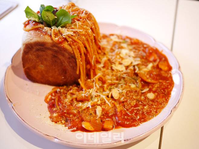 식빵에 파스타를 채워넣기도 한다.