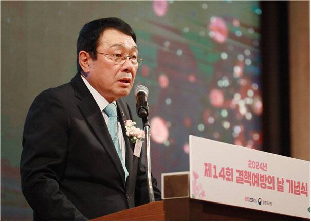 대한결핵협회 신민석 회장이 ‘제14회 결핵예방의 날’기념식에서 결핵퇴치를 위한 유관기관과의 협력 강화와 결핵예방의 중요성을 전하고 있다.