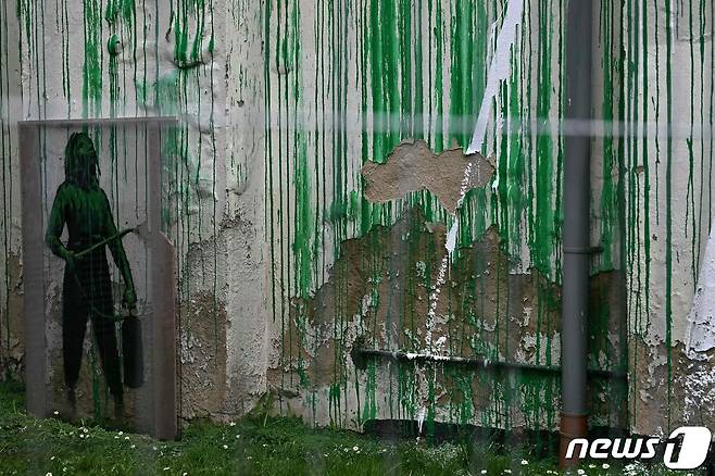 영국 런던 북부 한 아파트 벽에 '얼굴 없는 화가' 뱅크시의 새 작품이 그려진 가운데 21일(현지시간) 흰색 페인트가 뿌려져 훼손당한 모습. 2024.03.21 ⓒ AFP=뉴스1 ⓒ News1 정지윤 기자