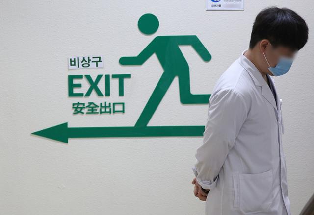 21일 대구 한 대학병원에서 의료진이 이동하고 있다. 연합뉴스