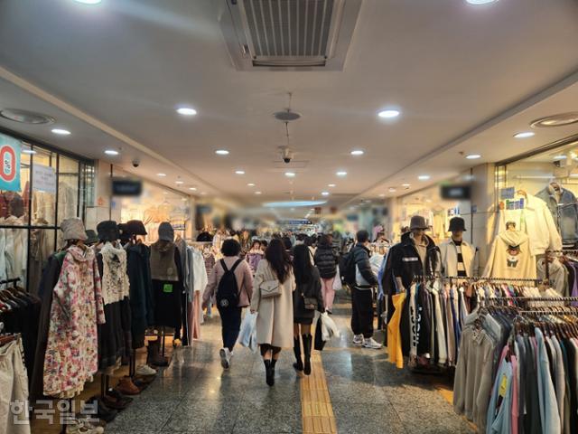 21일 오후 서울지하철 3호선 고속버스터미널역 지하상가에서 시민들이 쇼핑하고 있다. 이서현 기자