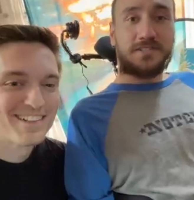 뉴럴링크가 20일(현지시간) 뇌 칩 '텔레파시'를 이식받은 첫 환자 29세 미국인 남성 놀랜드 아르보의 모습을 공개했다. /사진=뉴럴링크 X 계정