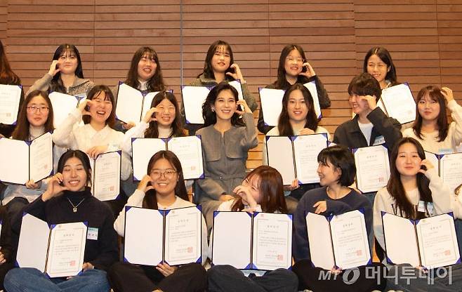 이부진 호텔신라 사장 겸 두을장학재단 이사장이 지난 1월 서울 용산구 리움미술관에서 열린 2024 장학증서 수여식에서 신규 장학생들과 기념촬영을 하는 모습./사진=뉴시스(두을장학재단 제공)