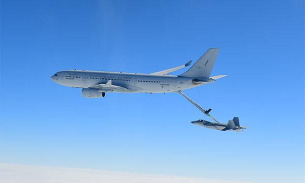 KF-21 시제기가 공군 KC-330 공중급유기와 함께 공중급유 비행시험을 하고 있다. 방위사업청 제공
