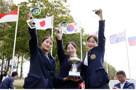 <제44회 퀸 시리키트컵에서 우승한 한국 골프 여자대표팀 김시현, 이효송, 이수민(왼쪽부터). 대한골프협회 제공>