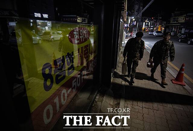 과거 강원도 화천군 사내면 사창리는 지금은 사라진 육군 27사단 인근에 있어 휴가나 외박을 나온 군인들로 붐볐던 곳이었다. 취재진이 사창리를 찾은 14일 밤, 군인들이 인적이 드문 길가를 지나가고 있다. /화천=이동률 기자