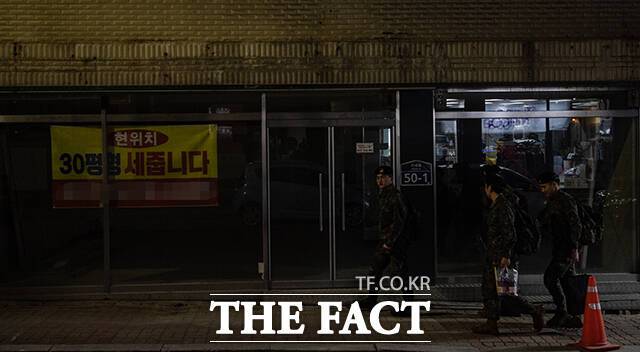 휴가에 복귀하는 군인들이 간단한 음료를 사 들고 부대로 복귀하고 있지만 상가에 걸린 임대 안내문이 접경지역 상권 쇠락의 모습을 보여주고 있다.