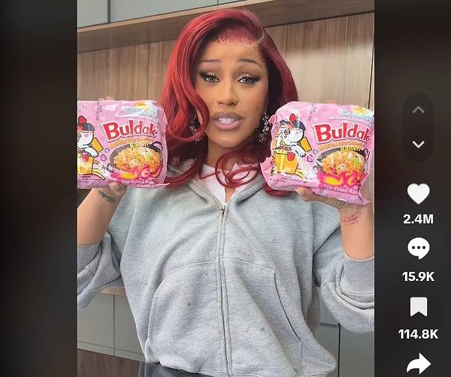 카디비가 불닭볶음면 먹방 영상을 공개했다. /카디비 틱톡