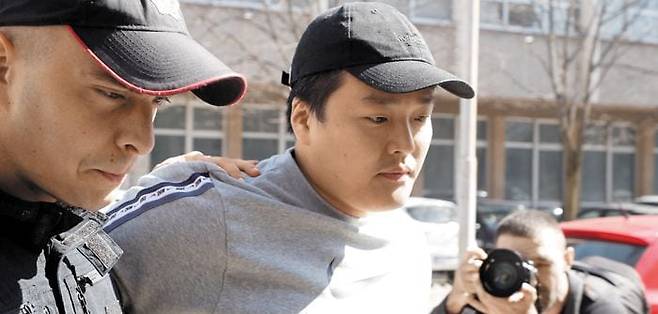 가상 화폐 '테라·루나' 폭락 사건의 핵심 인물인 권도형 테라폼랩스 대표가 지난해 3월 몬테네그로 포드고리차 국제공항에서 위조 여권을 사용한 혐의로 체포돼 법원으로 압송되고 있는 모습. /로이터 뉴스1