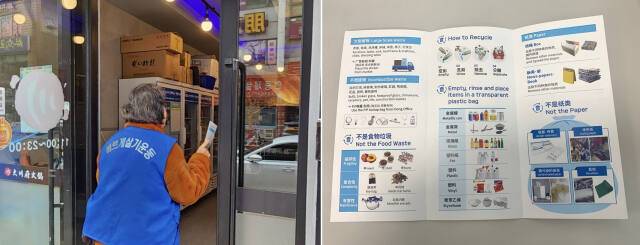 수원 고등동 행정복지센터와 바르게살기운동위원회가 외국인 쓰레기 분리 배출 안내서를 배포하고 있다. 고등동 행정복지센터 제공