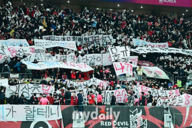 2024년 3월 21일 서울월드컵경기장에서 진행된 '2026 국제축구연맹(FIFA) 북중미 월드컵 아시아 2차예선 조별리그 3차전' 대한민국-태국의 경기에서 팬들이 축구협회를 비난하는 문구를 들고 있다./곽경훈 기자