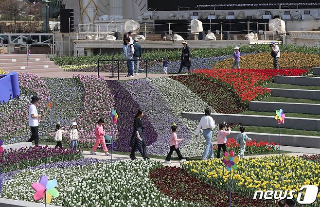 에버랜드 튤립축제가 진행중인 24일 오후 경기 용인시 처인구 에버랜드 포시즌스가든에서 시민들이 만개한 튤립 사이에서 추억을 남기고 있다. 2024.3.24/뉴스1 ⓒ News1 김영운 기자