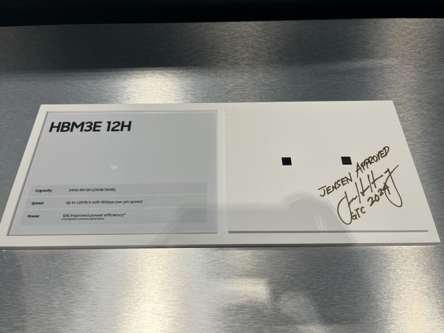 GTC2024에서 삼성 부스를 찾은 젠슨 황 엔비디아 CEO가 삼성전자의 HBM3E 제품에 ‘젠슨이 승인하다’는 사인을 남겼다. 사진=한진만 삼성전자 미주총괄 SNS