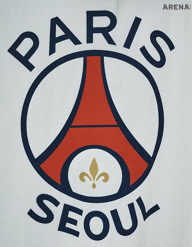 PSG 스토어에서 볼 수 있는, PSG 로고에 서울을 쓴 공식 굿즈. 오랜 축구 팬이라면 ‘이런 날이 오는구나’ 싶어지는 물건.