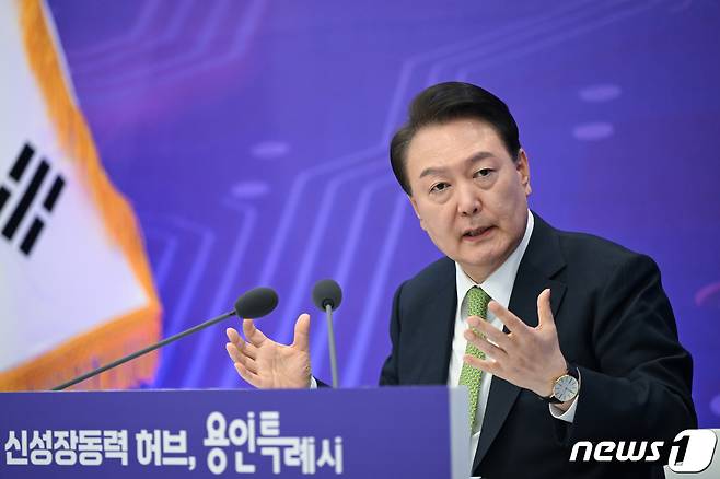 윤석열 대통령이 25일 경기 용인특례시청에서 '대한민국 신성장동력 허브, 용인특례시'를 주제로 열린 스물세 번째 국민과 함께하는 민생토론회에서 모두발언을 하고 있다. (대통령실 제공) 2024.3.25/뉴스1 ⓒ News1 오대일 기자