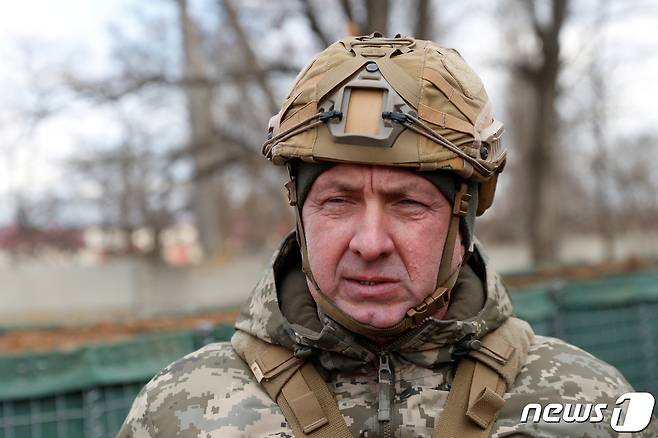 올렉산드르 파블리우크 우크라이나 육군 총사령관이 2022년 2월 우크라이나 동부 도네츠크주(州) 보다니우카 마을의 전투 진지를 방문한 모습. 2022.2.19. ⓒ 로이터=뉴스1 ⓒ News1 김성식 기자