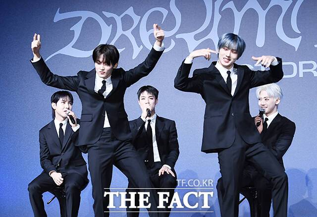 그룹 NCT드림의 런쥔과 마크, 제노, 지성, 재민(왼쪽부터)이 25일 오후 서울 광진구 그랜드 워커힐 서울에서 열린 'DREAM( )SCAPE' 발매 기념 기자간담회에 참석해 신곡 하이라이트 안무를 소개하고 있다. /이동률 기자