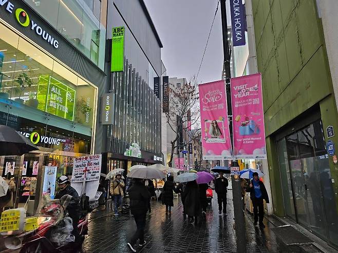지난 2월 29일까지 진행됐던 코리아그랜드세일 명동 거리의 모습.