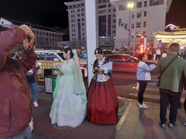 지난달 20일 중국 지린성 옌지시 옌볜대 앞을 찾은 중국인 관광객들이 한복을 입고 사진 촬영을 기다리고 있다. 옌지=조영빈 특파원