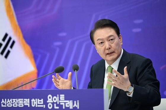 윤석열 대통령이 25일 경기도 용인특례시청에서 '대한민국 신성장동력 허브, 용인특례시'를 주제로 열린 스물세 번째 국민과 함께하는 민생토론회에서 마무리 발언을 하고 있다. 대통령실 제공.