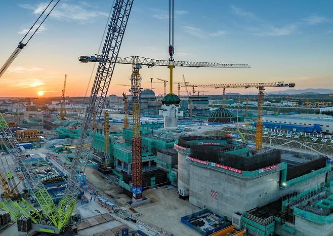 중국 남부 하이난성 창장리자치현 링룽원 원자력 발전소 건설현장. 중국 독자 기술로 제작한 원자로가 사용되며 2025년 완공될 예정이다. / 사진=신화통신