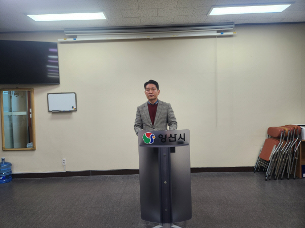 김태우 양산시의원이 사퇴 기자회견을 하고있다. 김성룡 기자