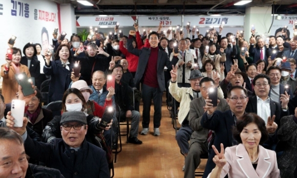 국민의힘 김기흥 인천 연수을 후보가 최근 선거사무소를 열고 송도국제도시의 위상을 높이겠다고 25일 밝혔다. 김 후보 캠프 제공