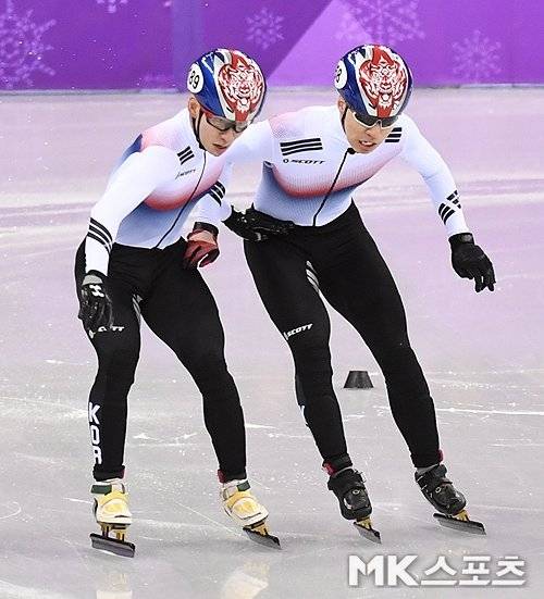 임효준 황대헌이 2018 평창동계올림픽 남자쇼트트랙 1000m 예선에서 코스를 다투고 있다. 사진=천정환 기자