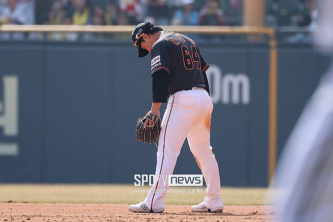 ▲ 한화 이글스 주전 2루수 문현빈은 실점으로 이어진 실책을 저지른 뒤 스스로 분한 마음에 고개를 푹 숙였다. ⓒ곽혜미 기자