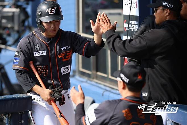 ▲ 문현빈은 24일 잠실 LG 트윈스전에서 8-4 승리를 이끈 결승타를 장식하며 활짝 웃었다. ⓒ 한화 이글스