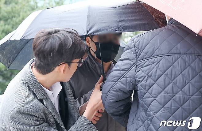 2450억 원 규모의 가상자산 출금 중단 사건을 일으켜 특정경제범죄 가중처벌 등에 관한 법률 위반(사기) 등의 혐의를 받는 코인 예치업체 델리오 대표 정 모 씨가 25일 서울 양천구 서울남부지방법원에서 열린 구속 전 피의자 심문(영장실질심사)에 출석하고 있다. 2024.3.25/뉴스1 ⓒ News1 김성진 기자