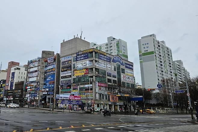 지난 25일 오후 경기 안양시 동안구 평촌학원가와 인근 아파트 단지. /방재혁 기자
