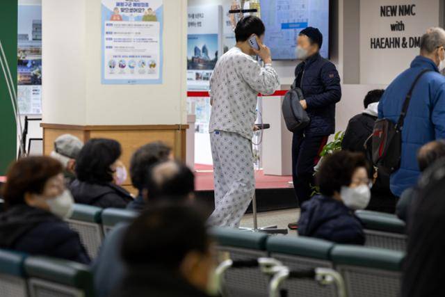 전공의 파업이 장기화하고 있는 가운데 서울 시내 한 병원에서 환자들이 대기하고 있다. 연합뉴스