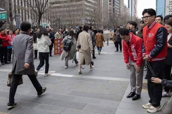 한동훈 국민의힘 비상대책위원장(오른쪽)이 25일 서울 영등포구 여의도역 앞에서 박용찬(영등포을) 후보와 출근길 인사를 하고 있다. 전민규 기자