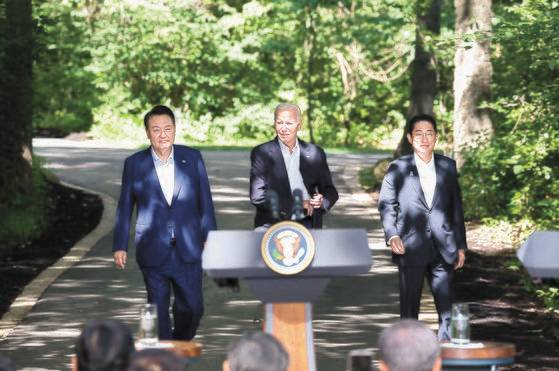 윤석열 대통령, 조 바이든 미국 대통령, 기시다 후미오 일본 총리가 지난해 8월 워싱턴DC 인근 미국 대통령 별장인 캠프 데이비드에서 공동기자회견을 위해 오솔길을 걷는 모습. 연합뉴스.
