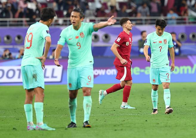 1월 22일(현지시간) 카타르 도하 칼리파 인터내셔널 스타디움에서 열린 2023 아시아축구연맹(AFC) 아시안컵 조별리그 A조 카타르와 중국의 경기가 끝난 뒤 중국 선수들이 아쉬워하고 있다. /연합뉴스. 해당 사건과 관련 없음.