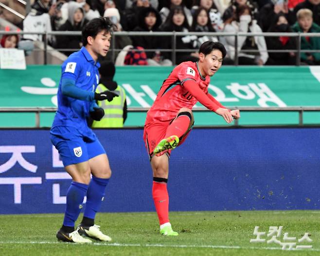 21일 오후 서울 마포구 서울월드컵경기장에서 열린 '2026 북중미 월드컵' 아시아 2차 예선 C조 3차전 대한민국과 태국의 경기. 교체 출전한 이강인이 크로스를 올리고 있다. 황진환 기자