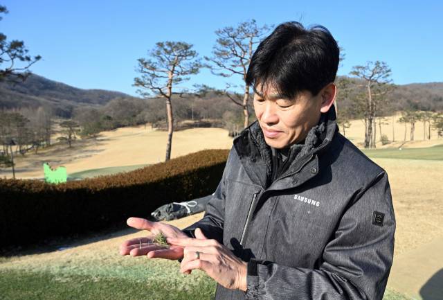 경기 용인의 글렌로스 골프클럽에서 잔디에 대해 설명하는 김응태 전문위원.