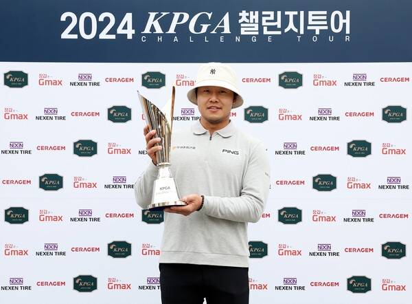 2024 KPGA 챌린지 투어 1회 대회 우승자 정선일이 우승 트로피를 들고 기념촬영을 하고 있다. 사진┃KPGA