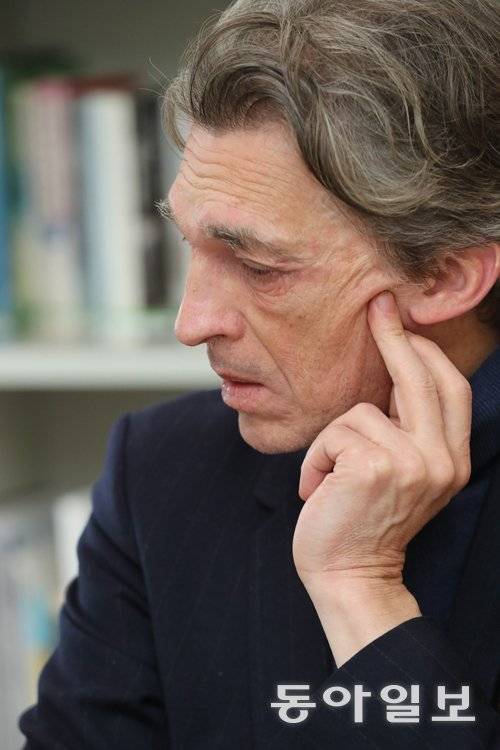 제15회 광주비엔날레 예술감독을 맡은 니콜라 부리오가 26일 서울 종로구 일민미술관에서 동아일보와 인터뷰하고 있다. 부리오는
“일반 대중을 위해 전시를 만들지만 이것은 상업적 수익을 많이 올리려는 전시와는 다르다”며 “좋은 예술을 더 많은 사람들이 볼 수
있는 전시를 추구한다”고 말했다. 이훈구 기자 ufo@donga.com