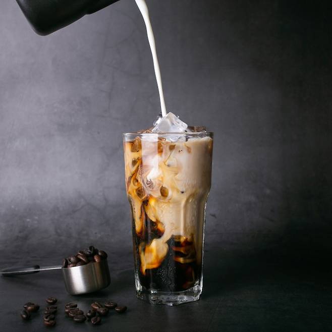 커피에 우유를 섞으면 서로 섞여 카페라테가 되는 과정은 비평형 동역학이다. 게티이미지뱅크