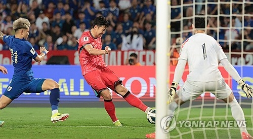 손흥민이 한국의 두 번째 골을 넣고 있다.