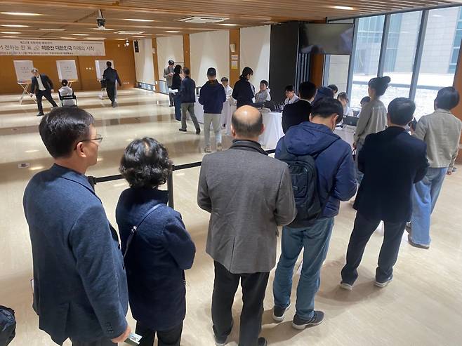 재외국민 투표가 시작된 27일 오전 톈진을 출발해 세 시간 반 만에 베이징 소재 대사관 투표소에 도착한 톈진 교민들이 투표를 진행하고 있다./사진=우경희 기자
