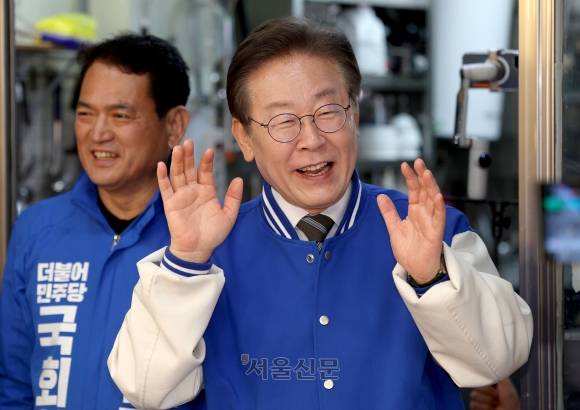 이재명 더불어민주당 대표가 27일 오전 충북 충주시 무학시장을 방문해 시민들에게 지지를 호소하고 있다. 2024.3.27 충주 오장환 기자