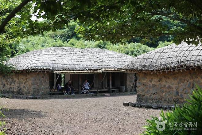 제주 돌문화공원의 제주 민속가옥. 사진=한국관광공사