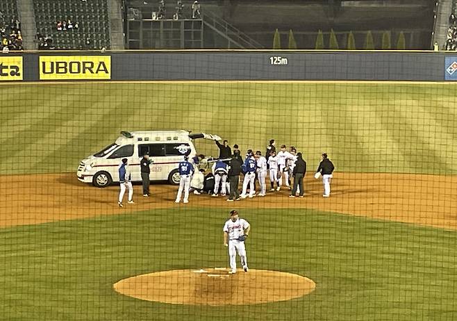 삼성 라이온즈 내야수 류지혁이 27일 LG 트윈스전에서 도루 후 왼쪽 쇄골에 통증을 호소했다. 검사 결과 어깨 관절와순 손상이 의심된다는 진단이 나왔다. 잠실, 최원영 기자